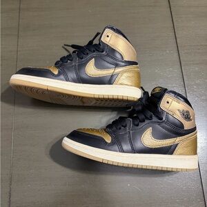 Jordan 1 Retro High OG Black and metallic Gold Kids Sneakers size 13.5c
